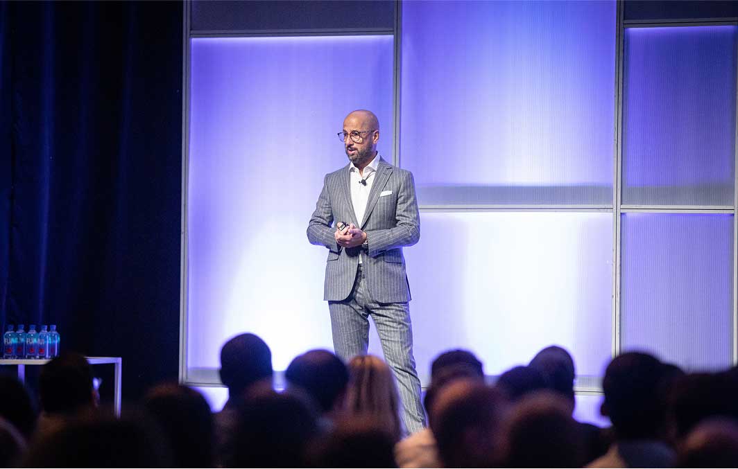 Graham Rosenberg, PDG et fondateur, s’adressant à l’équipe lors de la rencontre annuelle de l’équipe.